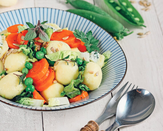 Gnocchi auf buntem Frühlingsgemüse