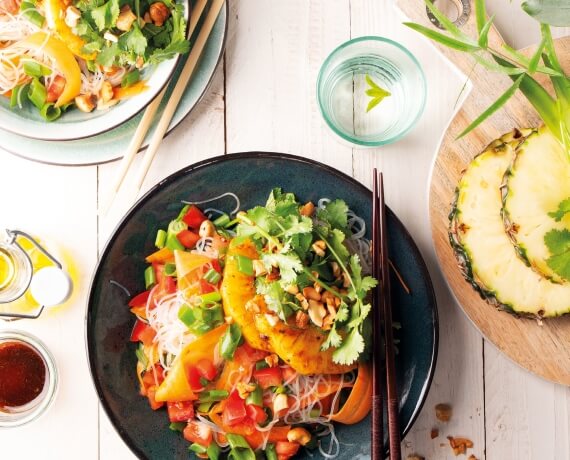 Gegrillte Ananas auf würzigem Asia-Glasnudel-Salat