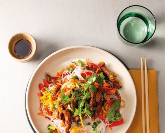 Bunter Glasnudelsalat mit Bulgogi-Schweinestreifen