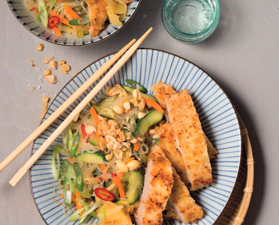 Knuspriges Kokosschnitzel mit thailändischem Glasnudelsalat