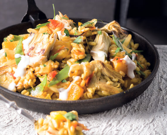 Vegetarische Paella mit gebratenen Artischocken und Limettenjoghurt