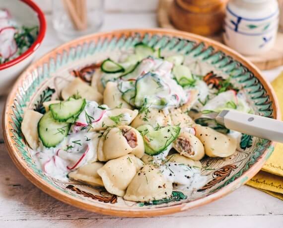 Pelmeni mit Joghurt-Gemüse