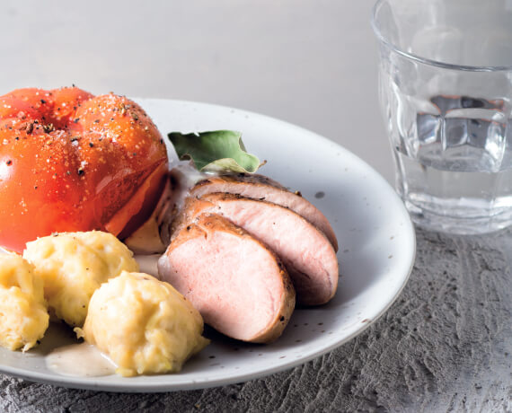 Schweinefilet mit selbstgemachten Kartoffelklößen und Ofentomaten