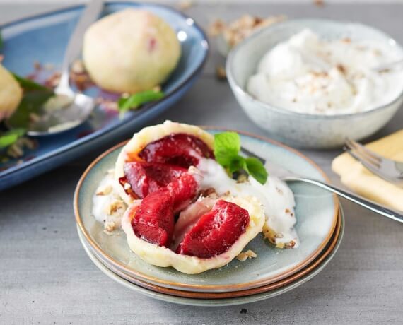 Pflaumenknödel mit Honig-Nuss-Sahne