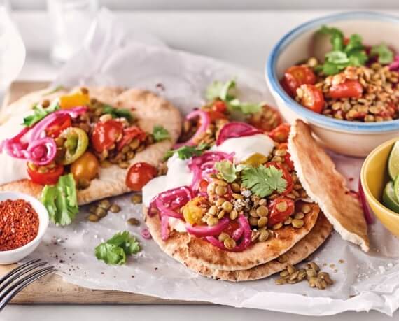 Pita mit scharfen Linsen und Pickled Onions