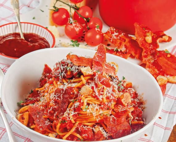 Spaghetti mit Tomaten-BBQ-Sauce, krossem Speck, Parmesan und Paranüssen
