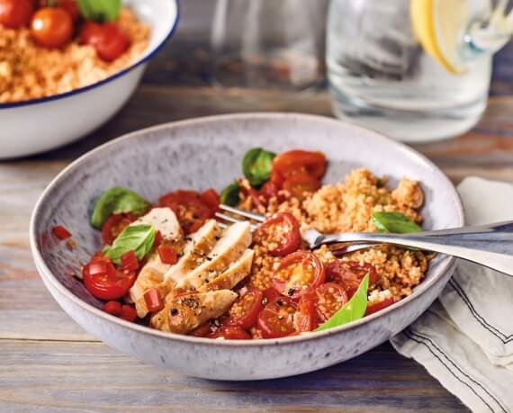 Gebratenes Hähnchen auf Couscous mit Paprika und Tomaten aus dem Ofen