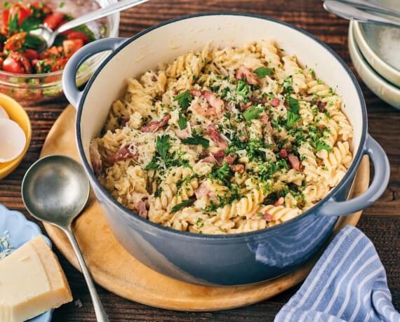 One-Pot-Carbonara mit Tomatensalat