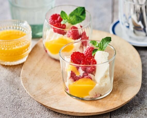 Himbeer-Joghurt-Mousse mit Mangosauce