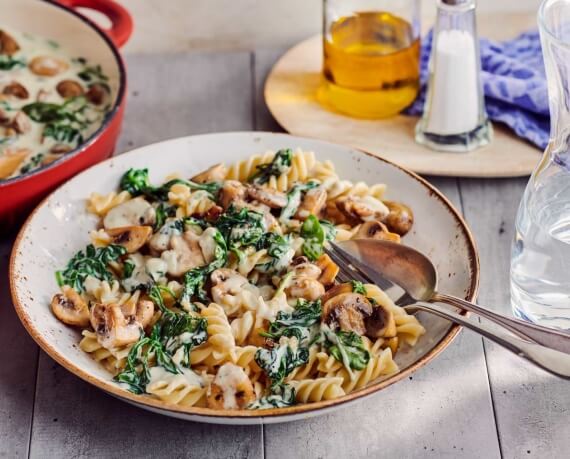 Fusilli in Sahnesoße mit Spinat und Pilzen