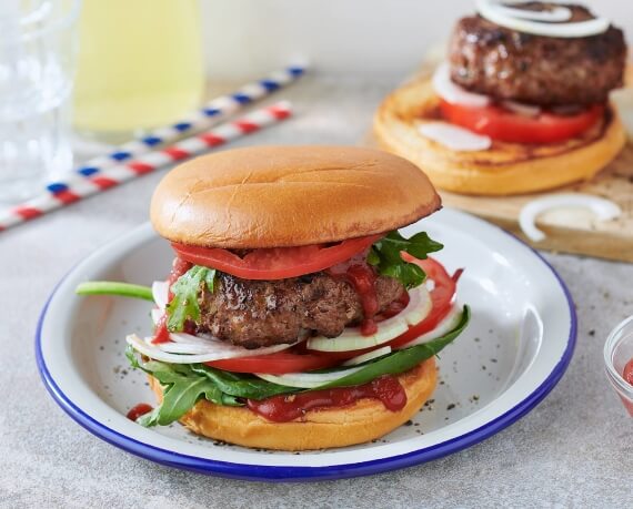 Burger mit Tomate und Zwiebel