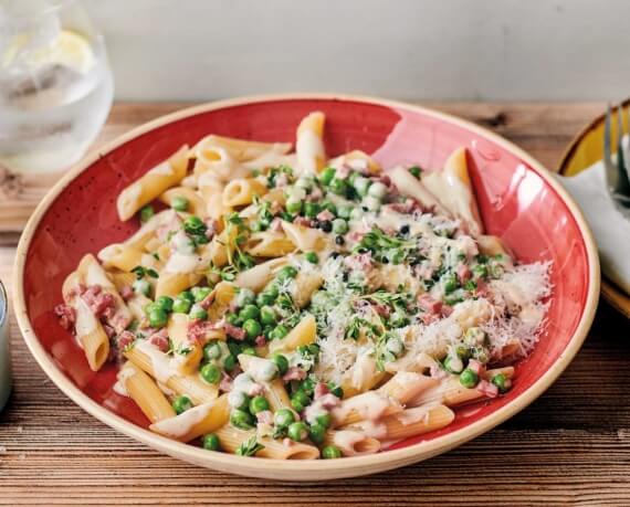 Pasta in Frischkäse-Erbsen-Sauce mit Katenschinken