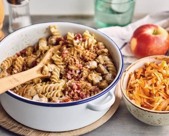 Schinken-Nudeln mit Butterbröseln, Champignons und Karotten-Apfel-Salat