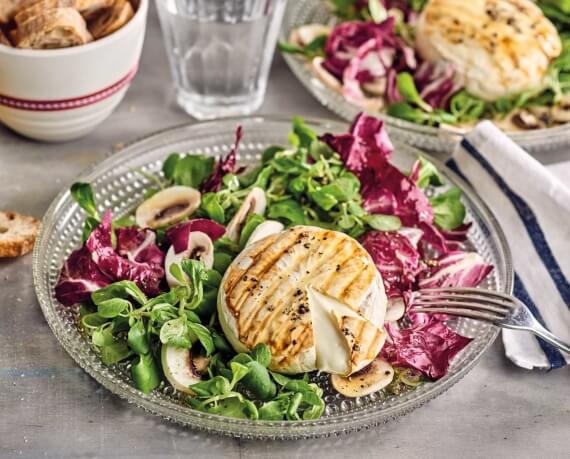 Salat mit gebackenem Camembert