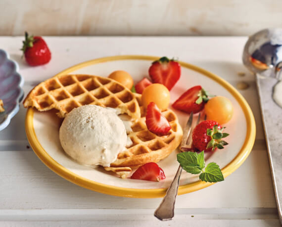 Zitronenwaffel mit Früchten und Eis