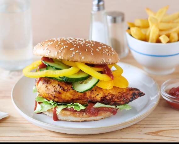 Curryhähnchen-Burger mit Paprika und Salat