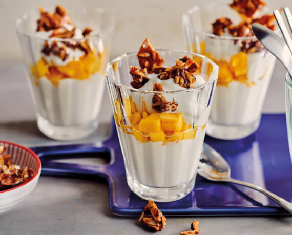 Mango-Joghurt-Dessert mit Krokant