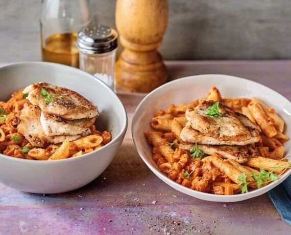 Schweineschnitzelchen auf würziger Tomaten-Karotten-Sauce und Penne