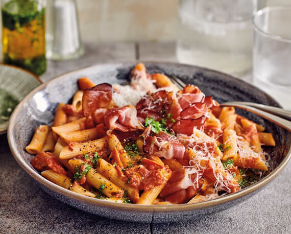 Penne mit Tomatensugo „Arrabiata“, Schinken und Petersilienöl