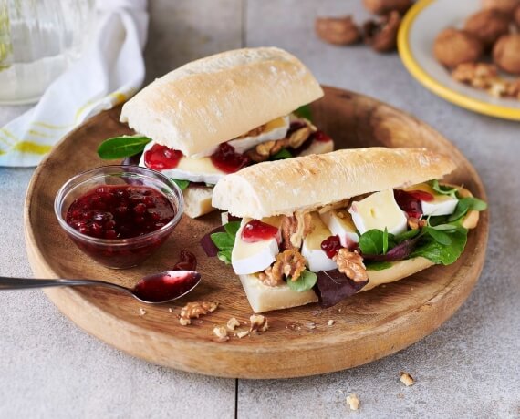 Baguette mit französischem Weichkäse und Preiselbeeren