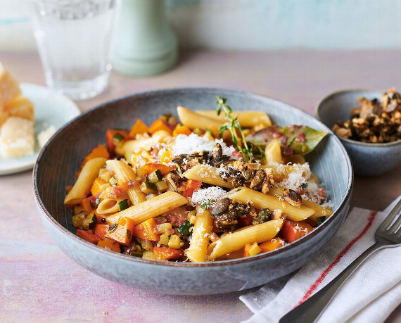 Penne mit Hokkaidokürbis, Parmesan und gerösteten Kürbiskernen