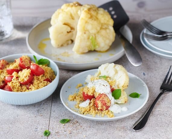 Blumenkohl mit Kräuterjoghurt und Tomaten-Curry-Couscous