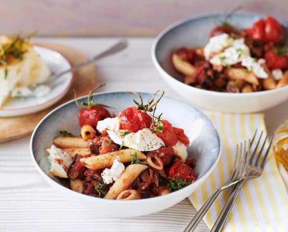 Pasta alla Norma mit Aubergine, Tomaten und gebackenem Frischkäse