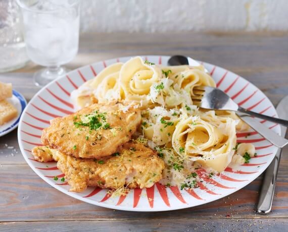 Putenpiccata mit Pappardelle, Parmesan und cremigem Zitronenlauch