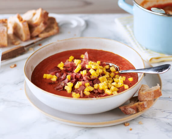 Tomaten-Mango-Suppe mit Knusperschinken