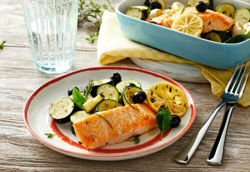 Mediterraner Lachs aus dem Ofen mit Zucchini