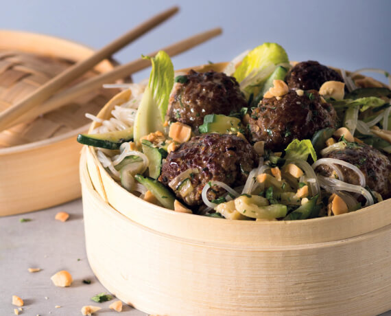 Asia-Meatballs mit Kokosdressing, Glasnudel-Gemüse-Salat und Erdnüssen