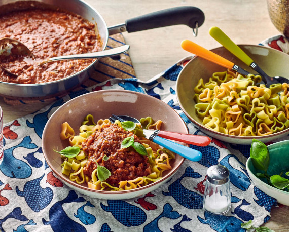 Nudeln mit Tomatensauce und Gemüse