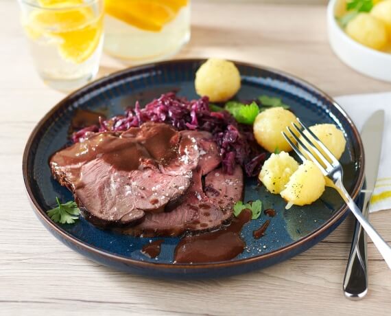 Rehrollbraten mit Rotkohl und Knödeln