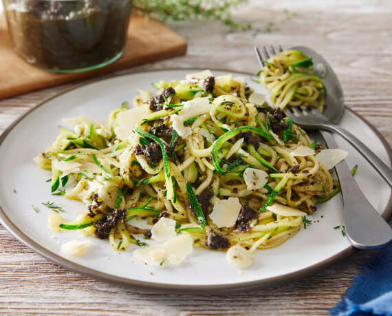 Zoodles mit Olivenpesto