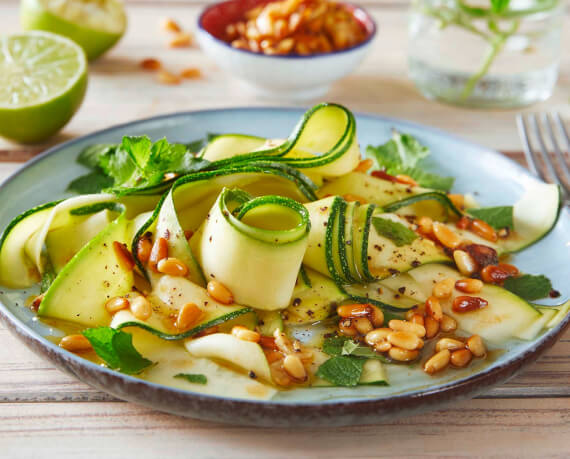 Zucchini-Salat mit gerösteten Pinienkernen