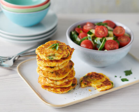 Kartoffeltaler mit Tomaten-Gurken-Salat