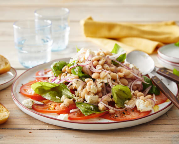 Frischer Bohnen-Basilikum-Salat mit Tomaten