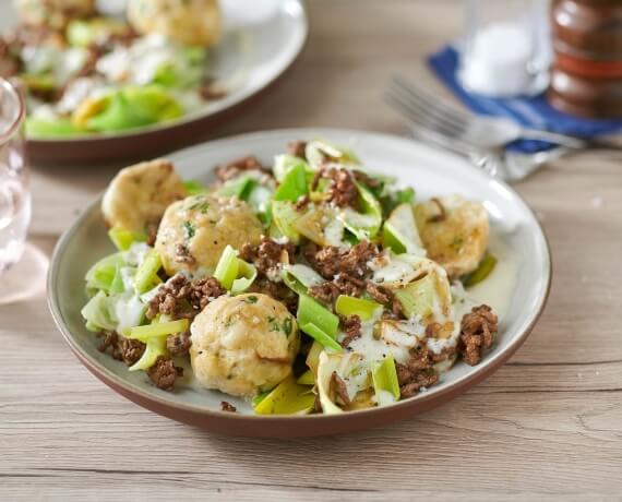 Karamellisierte Hackfleisch-Lauch-Pfanne mit Semmelknödeln