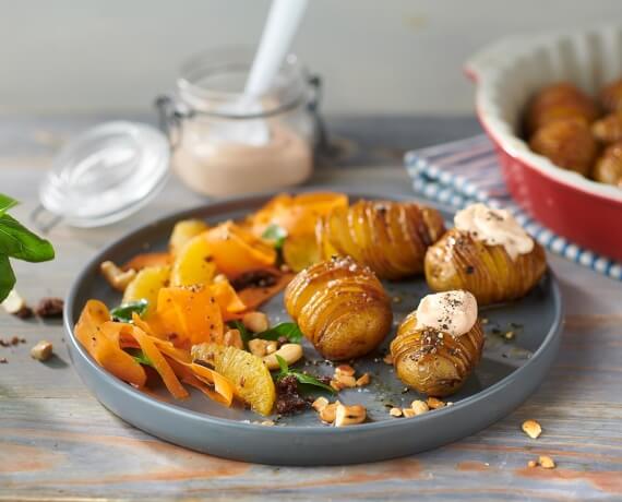 Fächerkartoffeln mit Chilimayo und Orangen-Karotten-Salat