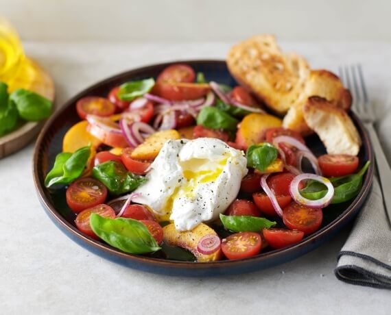 Tomaten-Pfirsich-Salat mit Burrata