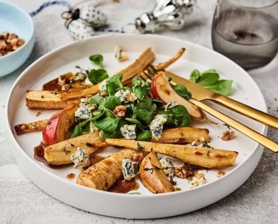 Wintersalat mit gebackener Pastinake und Kürbiskernöl-Vinaigrette