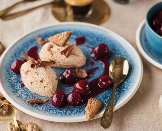 Spekulatius-Mousse mit lauwarmen Glühwein-Kirschen