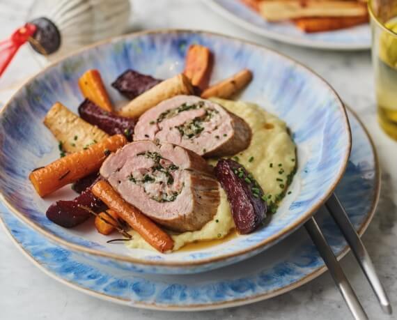 Gefülltes Schweinefilet mit Kartoffelpüree und rotem Ofengemüse