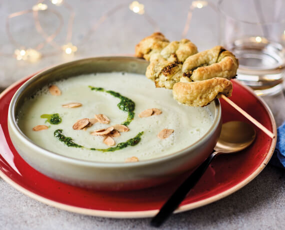 Blumenkohlsuppe mit Blätterteig-Bäumchen