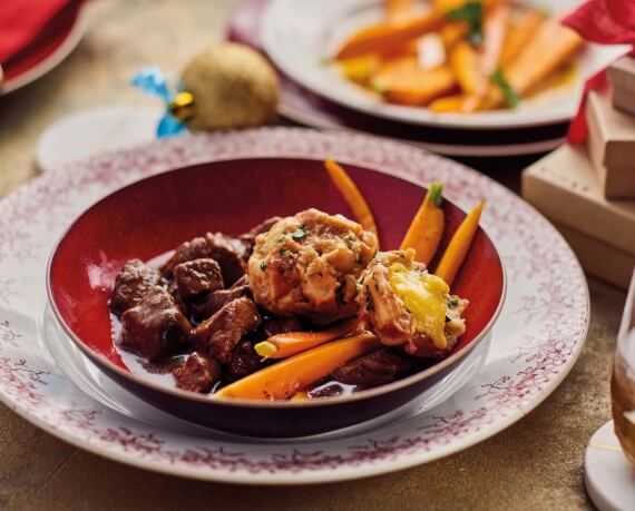 Rehgulasch mit Käse-Laugen-Knödel und Butterkarotten