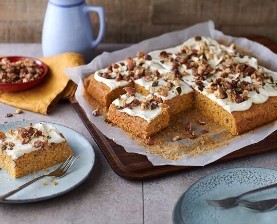 Kürbiskuchen mit karamellisierten Nüssen