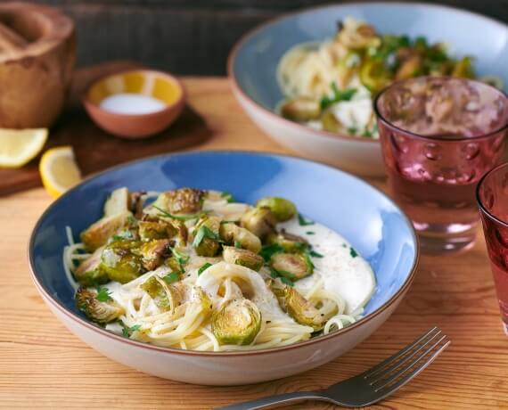 Spaghetti mit Rosenkohl und cremiger Cashewsauce