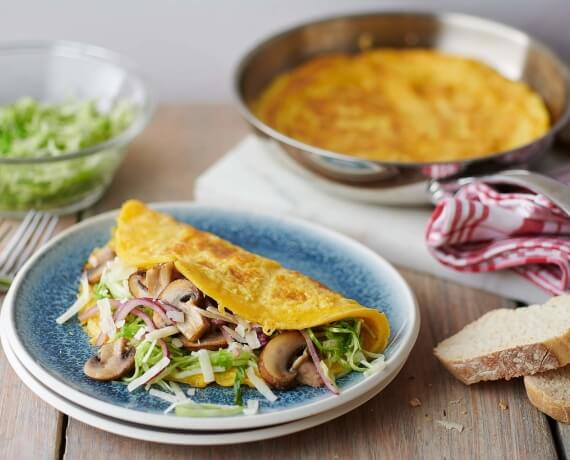 Herbstliches Omelette mit Spitzkohl und Pilzen