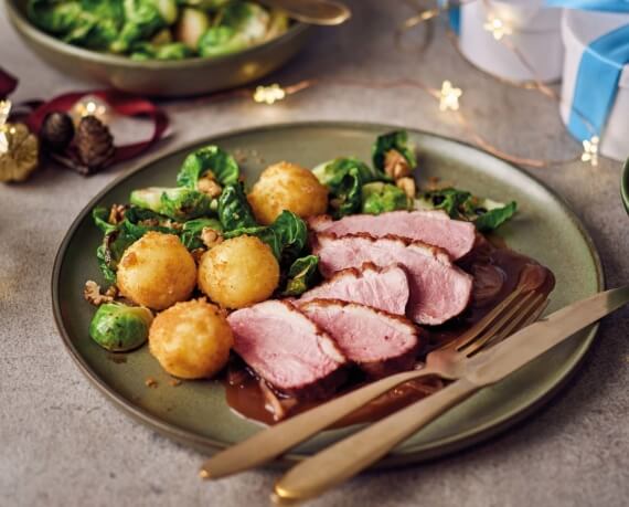 Gebratene Gänsebrust mit Rosenkohl und Kartoffelklößen