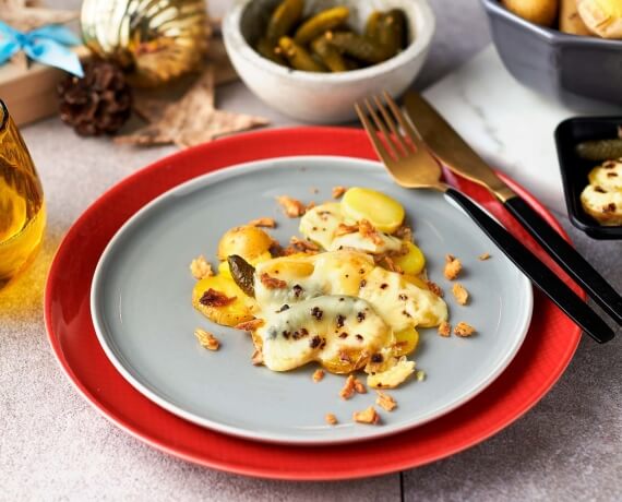 Raclette Pfännchen mit Kartoffel, Cornichons und Röstzwiebeln